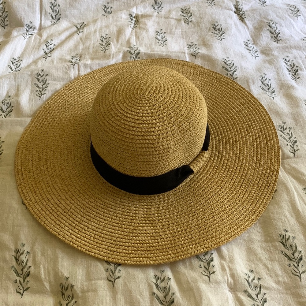 Round floppy sun hat